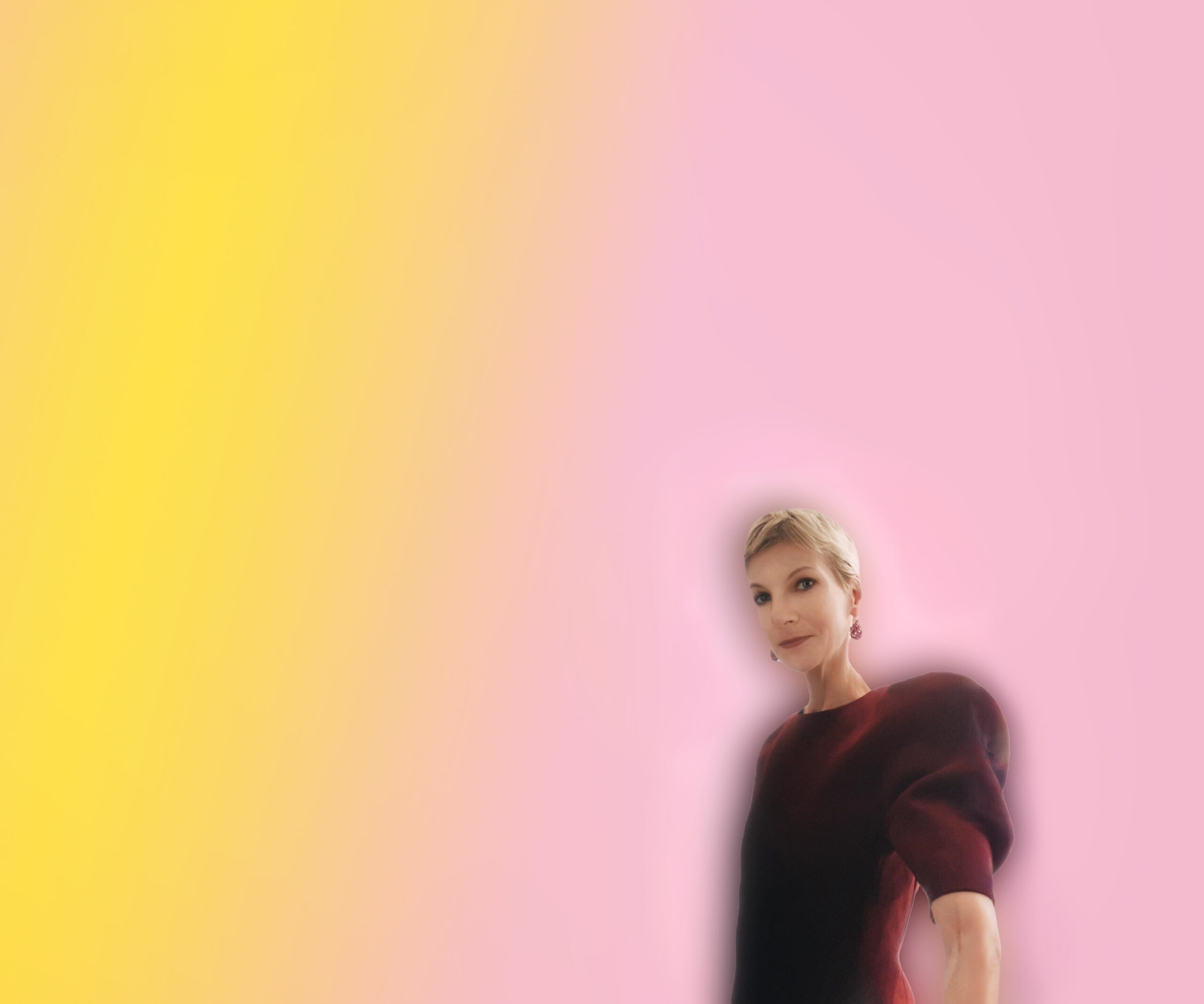 Dr. Johanna Dahm vor dem Key Visual des Live-Podcasts